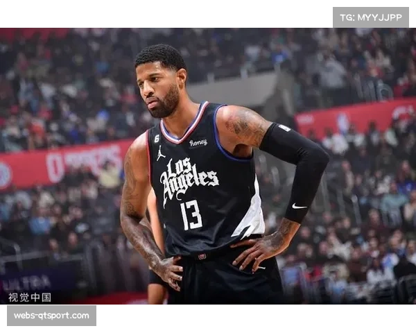 场边镜头：保罗·乔治与现场小球迷击掌，后者激动落泪